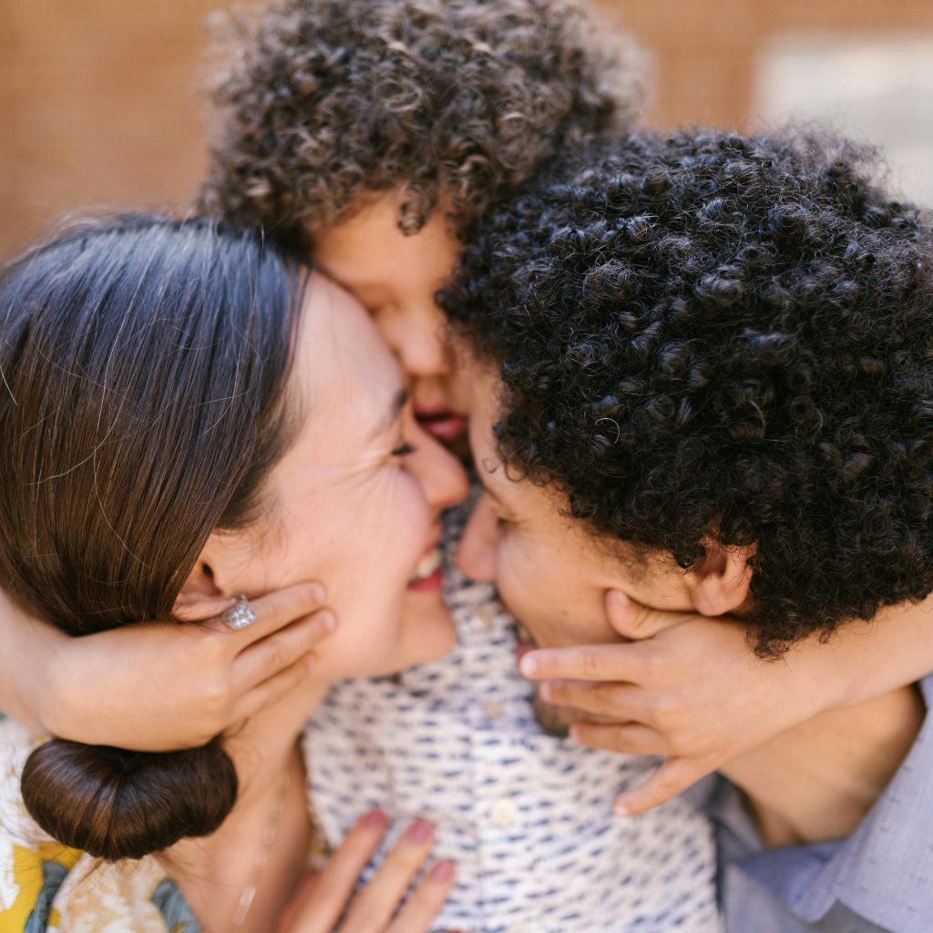 Residencia para familiares, tarjeta familiar comunitario.